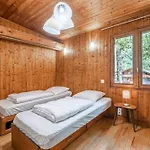 Dağ evi Rustic With Garden In